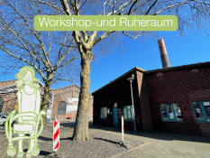 Auf dem Bild steht ein niedriges Backstein‑Gebäude mit mehreren Fenstern. Daneben stehen große Bäume ohne Blätter. Am Himmel ist klares, blaues Wetter. Vor dem Gebäude stehen weiße und rote Absperrpfosten. Links im Bild ist eine gezeichnete Figur mit einem Rollator zu sehen. Oben im Bild steht der Text „Workshop-und Ruheraum“ in einem grünen Kasten.