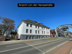 Auf dem Bild sieht man eine breite Straße. Links steht ein großes, helles Gebäude mit mehreren Fenstern. Auf der Fassade steht das Wort „ALTENBERG“. Rechts im Bild sieht man einen Teil einer großen Metallkonstruktion über der Straße. Der Himmel ist blau und klar. Unten im Bild steht der Text „Ansicht von der Hansastraße“ in einem schwarzen Kasten.
Geben Sie Ihr Feedback zu BizChat ab.