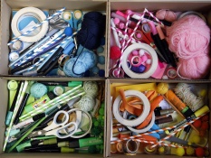 Methoden: Eine Kiste ist in vier verschiedene Farbbereiche unterteilt, nämlich in blau, grün, gelb und pink. In dieser Kiste befinden sich Schreibmaterialien wie Scheren, Klebebänder und Stifte, die nach Farben sortiert angeordnet sind