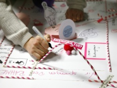Methoden: Eine Person schreibt mit einem Marker auf ein bunt gestaltetes Papier. Über einige Bereiche des Papiers sind rot-weiße Strohhalme als kleine Bögen aufgebaut, einer davon trägt die Frage Bock auf Kultur?