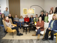 Auf dem Bild sind insgesamt 14 Personen im Projektbüro zu sehen. Einige von ihnen sitzen auf dem Sofa und auf Sesseln und der Rest steht um sie herum. Von links nach rechts sind auf dem Bild zu sehen: Svenja Margera und Florian Bendorf (Bereich Chancengleichheit), Jennifer Lorenz (Alsbachtal), Andrea Auner (Lebenshilfe Oberhausen), Markus Hohn und Sonja Steinig (BSVO), Claudia Middendorf (Beauftragte für die Belange von Menschen mit Behinderungen des Landes NRW), Carolin Tillmann-Schumacher (Ludwig Galerie), Daniel Simon Böhmer (Stadtarchiv), Barbara Klingels (Alsbachtal), Bianca Mehanovic, Maximiliane Horbach, Hedda Langenberg (Lass‘ mal gemeinsam machen) und Sandra van de Straat (Ruhrwerkstatt).